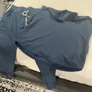 Figs. Medium Rafaela top, medium petite Zamora jogger